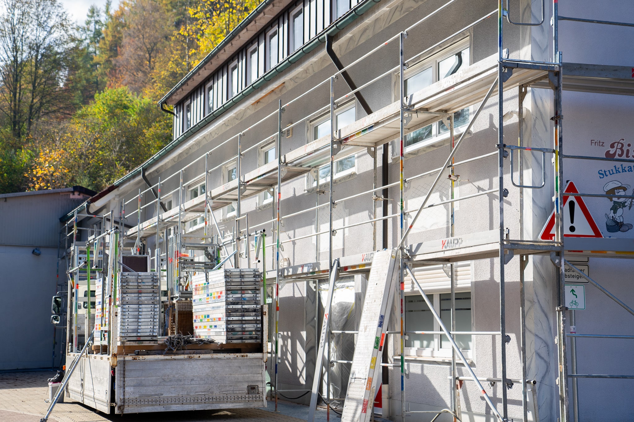 Ein Gerüst an dem Kaupp Standort in Baiersbronn