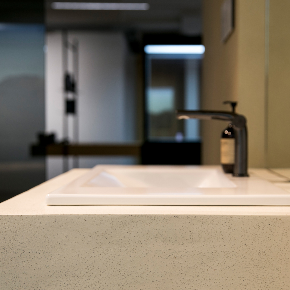 Nahaufnahme eines fugenlosen Waschbeckens