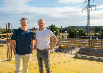 Geschäftsführer Joachim Kaupp und Benjamin Elter am Neubau